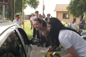 Osijek, 9. lipnja 2011. - djelatnici HŽ-a u Osijeku u suradnji sa MUP-om i uz pomoć osječkih učenica i učenika na ŽPC-ovima su dijelili su promotivne letke sudionicima u prometu